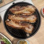 大衆韓国酒場＆サムギョプサル食べ放題 いふう - 焼かれたお肉が運ばれる