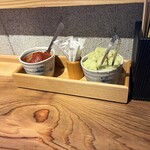 豚ステーキ十一 - 焼き上がった豚ステーキはテーブルに置いてあるニンニクの入った辛味噌とわさびおろしを好みによってお肉の上に乗せていただきます。