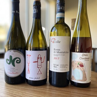 シニアソムリエが選ぶナチュラルワインも色々と。