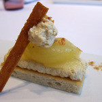 プレヴナンス - 長野産洋梨ヘーゼルナッツのダコワーズ、秋の装い　キャラメル・サレのグラス、ローズマリーの香り