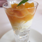 プレヴナンス - 自家農園　柿のコンポートバニラのパンナコッタ　一皿目のデザート　　全体のバランスが良いですね