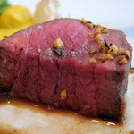 宮城産天然日本鹿のロティ、旬野菜のアンサンブル、カヤの実の香り