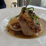 プレヴナンス - アマダイのポアレ、焼ネギと小ヤリイカ、鴨のブイヨン　少し味見しましたが、軽いながらも旨みが十分感じられるお魚でした。