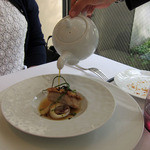 プレヴナンス - アマダイのポアレ、焼ネギと小ヤリイカ、鴨のブイヨン　テーブルで仕上げます。