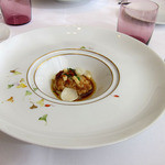 プレヴナンス - 鱈の白子のムニエル。
      ほっこりとしたカブと百合根と。
      ソースはブール・ノワゼット(焦がしバター)。
      最後にレモンの香りを添えて。　五人のお皿の柄が違う凝りよう