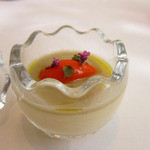 プレヴナンス - 玉ねぎのフラン、焼茄子のピュレ、穂紫蘇の香り　家族がお代わりしたいと言うほど、滑らかで濃厚、後引く味