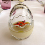 プレヴナンス - 玉ねぎのフラン、焼茄子のピュレ、穂紫蘇の香り　建物の上にある玉子のオブジェをヒントに考えたシェフの遊び心との事