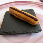 プレヴナンス - アミューズブーシュ 鶏の白レバーのエクレア