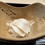 木佐貫 - 餅米飯蒸しの上に能登の珠洲で採れた松茸のスライス