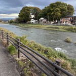 木佐貫 - 店の目の前の浅野川