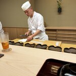 木佐貫 - アオリイカに隠し包丁を入れる大将