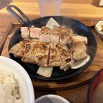 豚ステーキ十一 - 豚ステーキはアツアツの鉄板の上に玉葱と一緒にジュウジュウと音をたてながら焼きあがってきました。