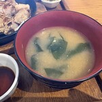 豚ステーキ十一 - セットのお味噌汁はワカメと豆腐の味噌汁です。