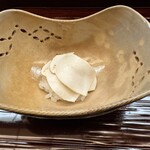 木佐貫 - 餅米飯蒸しの上に能登の珠洲で採れた松茸のスライス