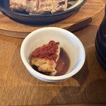 豚ステーキ十一 - 次は辛味噌で頂いてみました、かなり辛めの味噌ですが私はこれが一番好きでした。