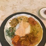 Sri Lanka Restaurant Mr.Thuna Paha - チキン・カシューナッツ・キャベツ・カボチャ・ソーセージ・ファミプレートにはコラとココナッツサンボラとパパダソが付きます