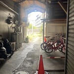 若松食堂 - 赤チャリ有り！その先を右に…