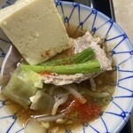 若松食堂 - お鍋の中からボワッと豆腐が2切れ登場！卓上に一味唐辛子あり♪