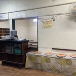 若松食堂 - 待ち合い椅子の奥にもテーブル席あり