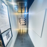 北海道バル ラベンダーキッチン - 一階エントランスを入ったその先には上に行く階段のみ