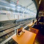 北海道バル ラベンダーキッチン - 自由が丘駅横浜方面、各駅停車が入り込むホームが丸見え。電車が入ってくるさまは圧巻