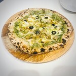 CAFE&BAR YOLO - ツナ、オリーブ、アンチョビ、玉ねぎピザ。これにフライドポテトを巻いて食べるとジャンクすぎてウマ！