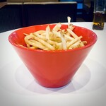 CAFE&BAR YOLO - でかいどんぶりに入ったフライドポテト。これがウマイのよ！