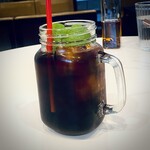 CAFE&BAR YOLO - ミント入りアイスコーヒー。食事をオーダーするとミントの葉が乗せられている