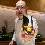 銀座 しのはら - 珍しく大将が差し出しポーズ。恐縮です。