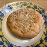 プス - 料理写真:おやきパン１７２円。  中に辛子高菜の入った「おやき」風のパンです。