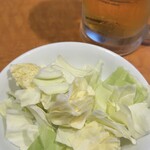 焼肉やっちゃん - お通しキャベツ（おかわり無料）
