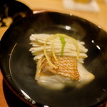 銀座 しのはら - お椀。鯛と松茸、それに玉子豆腐。椀だね盛りだくさんだけど、出汁がきちんと味を締める。