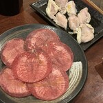 炭火焼肉 金角 - 肉の日半額の牛タンとワニ肉