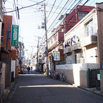 辰家 - 路地の右側がお店です