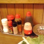 三ちゃん食堂 - 卓上の調味料