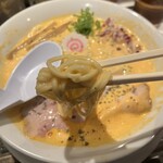 ヌードルズキッチン ガナーズ - 麺は細めなのでしっかりスープ絡みます