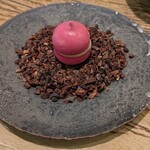 レヴォ - 赤ビーツのメレンゲ~Levo鶏のレバームースを挟んで