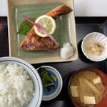 三喜食堂 - 鮭かま焼き定食半ライス　750円