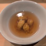 すし 良月 - 赤座海老の出汁にウニを浮かべたいちご煮風料理