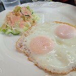 茶居珈 - モーニングセット目玉焼き、サラダ