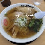 麺屋 ようすけ - ■ラーメン￥880：澄んだ醤油スープは鶏ガラと魚介の旨味が調和し、口当たりは軽やかで奥行きのある味わい。中太ちぢれ麺はほどよい弾力でスープをしっかり絡め、食感の心地よさが際立つ。厚みのあるチャーシューは柔らかく脂の甘みが広がり、メンマや青菜が爽やかなアクセントを添える。シンプルながら丁寧に仕上げられた一杯で、素材の良さとバランスの妙を存分に楽しめる。