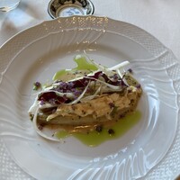 ラ ベデュータ - 手前湯葉でカンパチのコンフィにチコリやいろんな野菜がのってます。