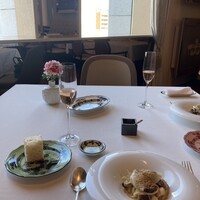 ラ ベデュータ - パンは2種お代わりももちろん出来ます。ジノリの小皿にオリーブオイル、四角い枡の黒方はお塩、シャンパン一杯2,500円も頼んでしまいました。