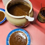 龍園 - 机の上に置いてある餃子の味噌だれ！これ味が濃く見えるけど、辛くないよ！