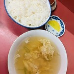 龍園 - 餃子定食についてくる、ご飯とスープとたくあん