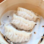 1to1 DISHES. - 蒸し餃子の皮のモチモチ感は、焼きでは味わえません