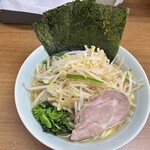 横浜ラーメン　武蔵家 北千住店 - ニラもやしラーメン並　が、目視できるニラは3、4本
