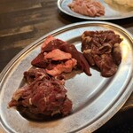 塩ホルモン 炭や 大宮店 - 左から牛サガリ・ヒ蔵（チレ）・鳥心（ハツ）