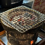 塩ホルモン 炭や 大宮店 - 七輪（網と接触している炭）