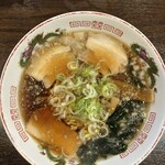 中華そば 純 - チャーシューとワカメ、支那竹、ネギがのったしょうゆ味の純ラーメン